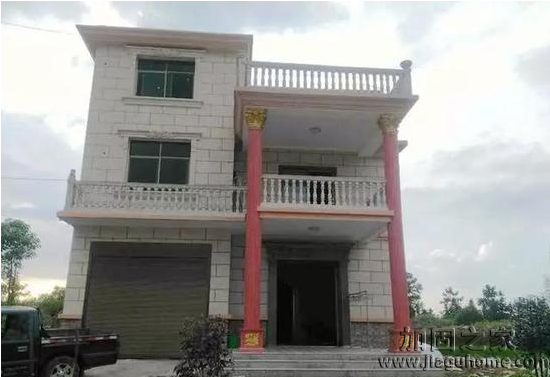 江西包工頭花50萬自建農(nóng)村土樓，外觀丑爆但房屋地基穩(wěn)固。