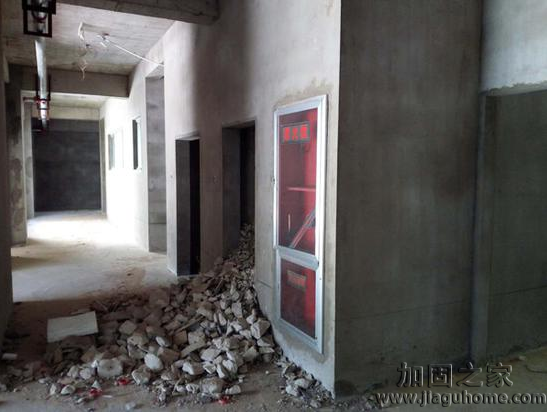 鳳凰新城小區某公辦性質的幼兒園建成已四年，目前還未投入使用，外觀美麗里面卻沒有任何裝修