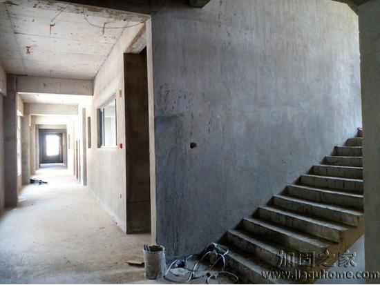 鳳凰新城小區某公辦性質的幼兒園建成已四年，目前還未投入使用，外觀美麗里面卻沒有任何裝修