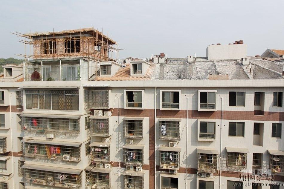 住戶屋頂防水補漏闖三關，原因竟是小區違章搭建堵通道
