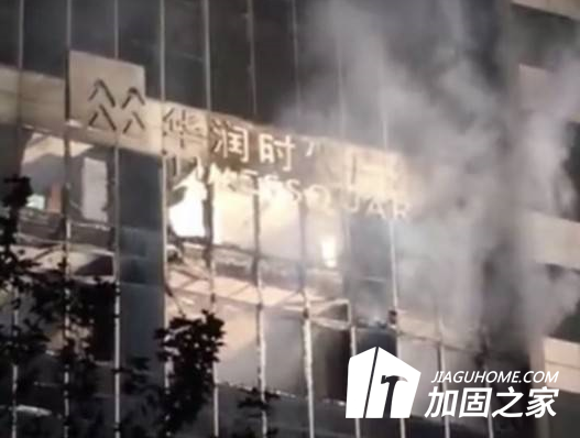 上海浦東一商務(wù)樓起火現(xiàn)場