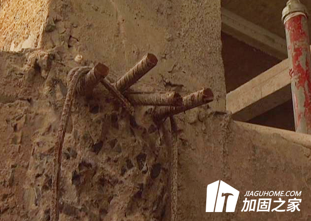 鋼筋外露