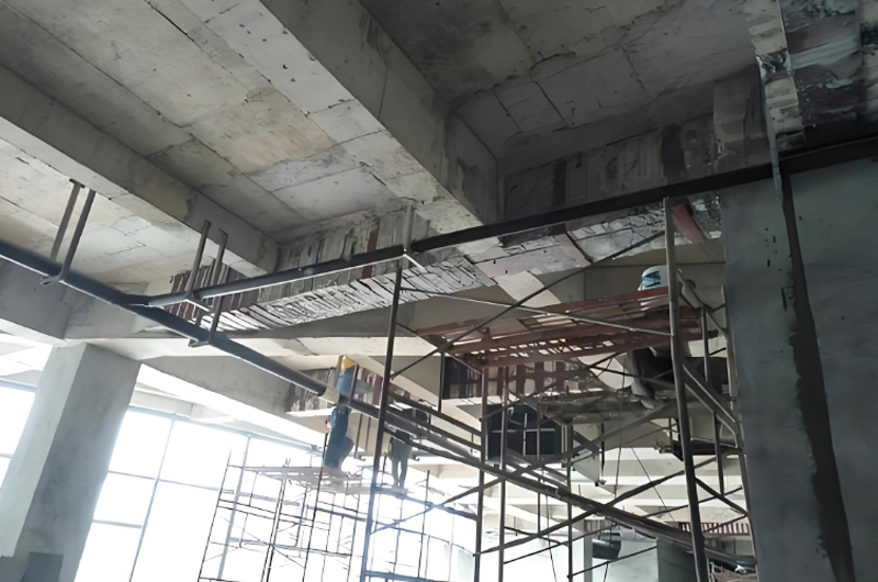 在建筑結構加固施工期間，哪些方面的工作不可忽視?